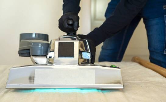 Jak ekipa sprzątająca dba o meble tapicerowane podczas czyszczenia?