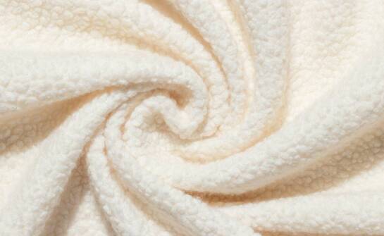 Dlaczego komplety dzianinowe damskie ze spódnicą są uniwersalne?