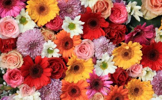 Przewodnik po tworzeniu sztucznych bukietów wyglądających jak żywe kwiaty