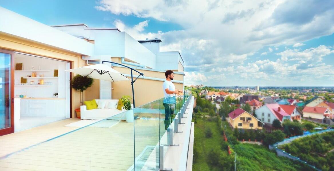 Porównanie różnych typów przegród na balkon – co wybrać?