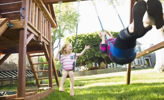 Jak huśtawki wpływają na rozwój równowagi u najmłodszych?