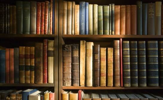 Sklep ze starymi książkami – jak zbudować prestiżową kolekcję?