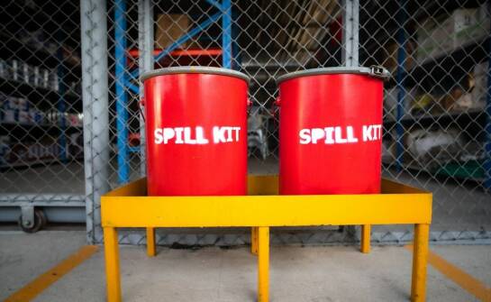 Jak zestawy do likwidacji rozlewisk poprawiają bezpieczeństwo pracy?