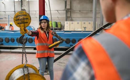 Zastosowanie dźwigów mobilnych w relokacji linii produkcyjnych