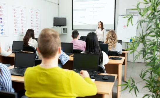 Bezpieczeństwo i odpowiedzialność: Kurs ADR klasa 8 dla kierowców