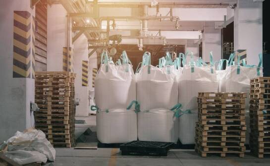 Jak transport surowców wpływa na efektywność produkcji w branży pakowania?