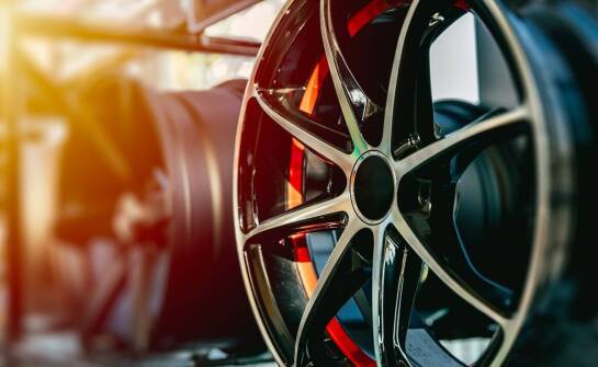 Nakładki na felgi jako sposób na odświeżenie wyglądu starszego auta