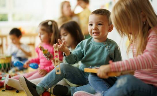Jak pomoce rozwojowe Montessori wspierają naukę przez zabawę?