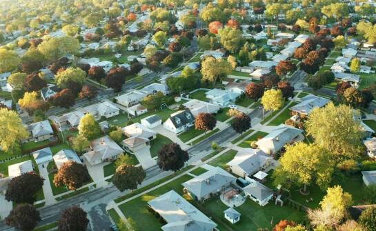 Jak inwestycje w budynki użyteczności publicznej wpływają na rozwój miasta?