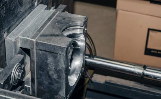 Znaczenie materiałów używanych w produkcji form do maszyn pakujących