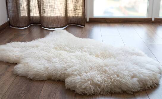 Skóry owcze w stylu minimalistycznym – jak je wykorzystać?