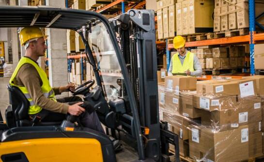 Dlaczego warto wynajmować wózki widłowe z placem manewrowym?