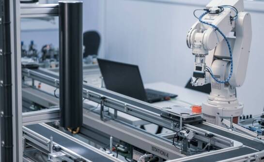 Automatyzacja a modernizacja linii przemysłowych: co warto wiedzieć?