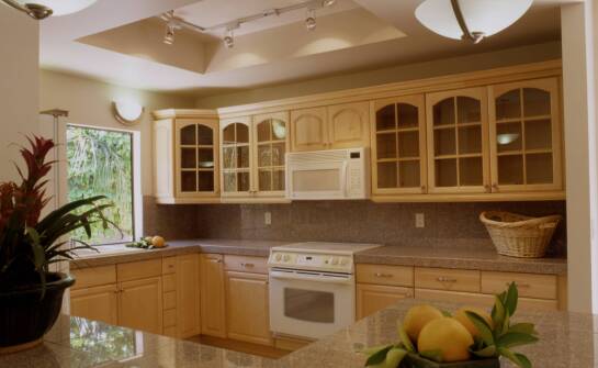 Jakie są aktualne trendy kolorystyczne w projektowaniu kuchni na wymiar?