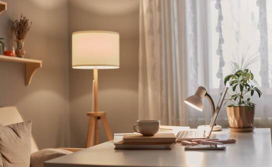 Lampy stojące jako element podziału przestrzeni – kreatywne zastosowania