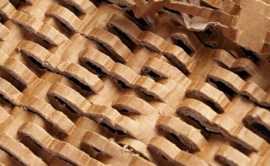 Ochrona dokumentów przez lata – zalety bezkwasowych pudeł z tektury falistej