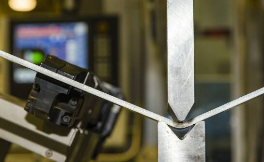 Jak gięcie blach prasą krawędziową wpływa na jakość konstrukcji stalowych?