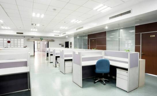 Wszystko na błysk: profesjonalne techniki sprzątania biur