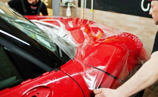 Jak nowoczesne technologie druku wpływają na cenę oklejania dachu samochodu?