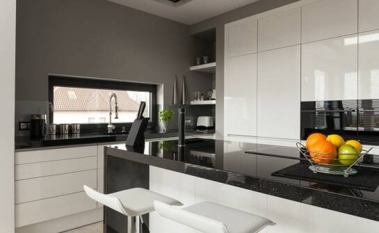 Personalizacja blatów kuchennych – jakie opcje oferuje zakład kamieniarski?