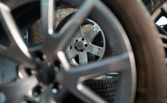 Nowe felgi: kluczowe czynniki wpływające na wybór idealnego modelu