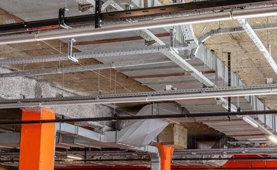 Klapa oddymiająca a ewakuacja – jakie korzyści przynosi w przypadku pożaru?