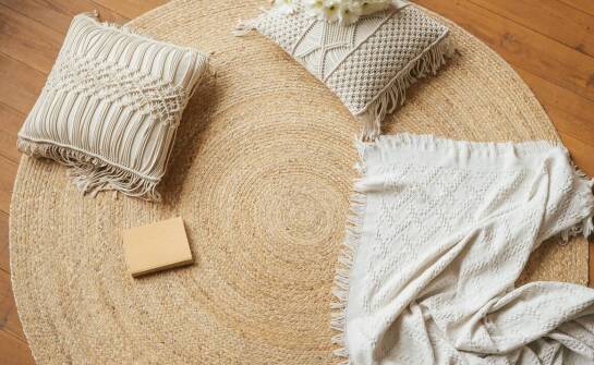 Poszewki ozdobne na poduszki a ekologia – jak dbać o środowisko wybierając tekstylia?