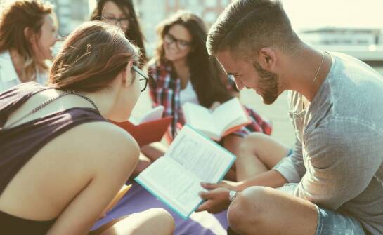 Obozy językowe w Anglii – jak integracja społeczna wpływa na naukę?