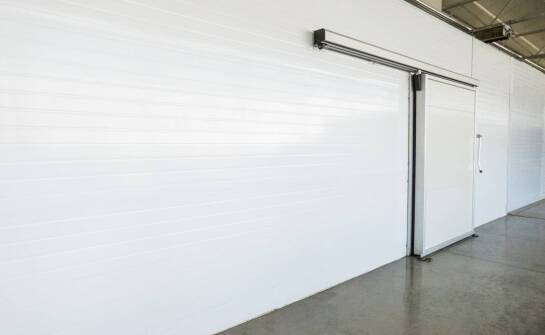 Drzwi z okrągłym oknem: nowoczesny design dla zakładów chłodniczych