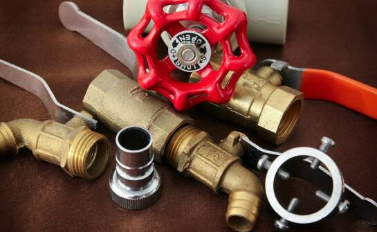 Rola zaworów kulowych w instalacjach wodno-kanalizacyjnych – co warto wiedzieć?