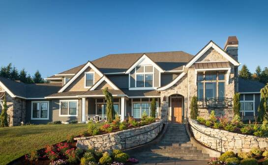 Wpływ lokalizacji na wybór projektu domu z drewna i kamienia