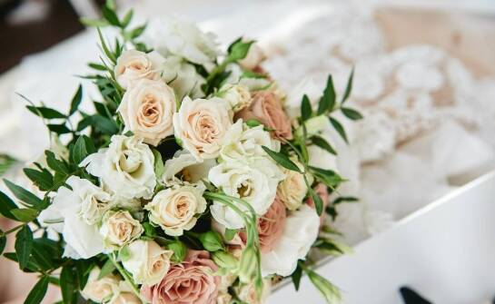 Wybór idealnych dodatków ślubnych do sukni z komisu