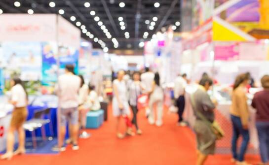 Praktyczne wskazówki dotyczące aranżacji wnętrza namiotu na targi