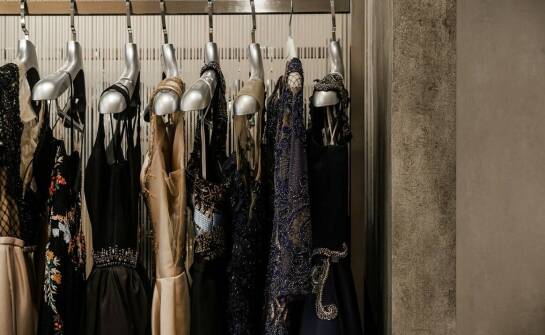 Jak dobrać biżuterię do sukienki świecącej, aby podkreślić jej blask?