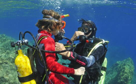 Jakie są najważniejsze zasady bezpieczeństwa dla dzieci podczas kursu nurkowego?
