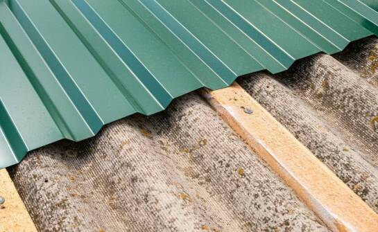 Wkręt do blachodachówki – jak wpływa na szczelność dachu?