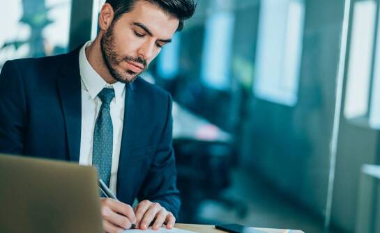 Dlaczego warto skorzystać z pomocy prawnika przy podejmowaniu decyzji biznesowych?