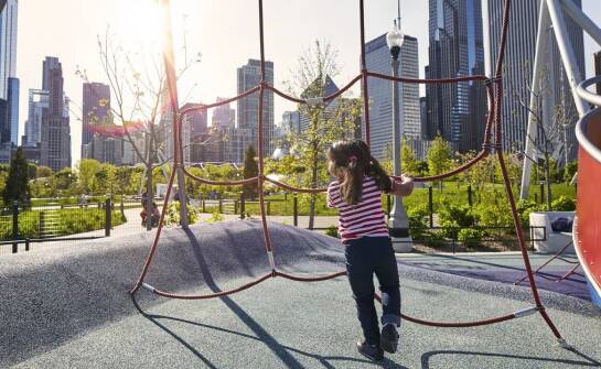 Jak czapka z daszkiem chroni dziewczynki przed słońcem?