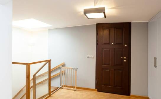 Zastosowanie drewna dębowego w produkcji drzwi i schodów