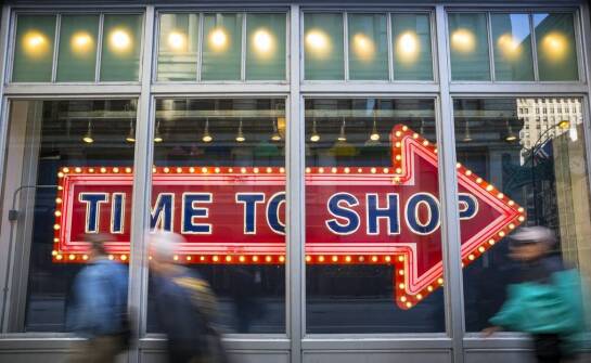 Neony reklamowe w galeriach handlowych – jak przyciągają klientów?