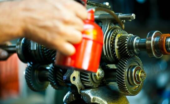 Jakie są główne zalety stosowania wysokiej jakości smarów w przegubach osiowych?