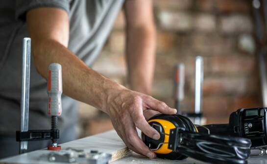 Czym kierować się przy wyborze profesjonalnych nakolanników do pracy na wysokościach?