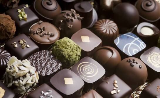 Porównanie różnych modeli kolczyków kwadratowych złotych – co wybrać?