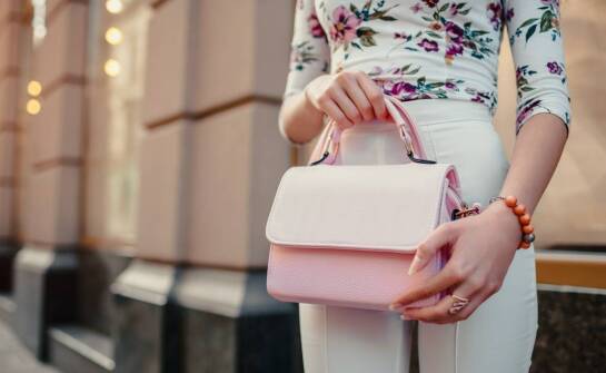 Jakie akcesoria uzupełnią stylizację z sukienką?