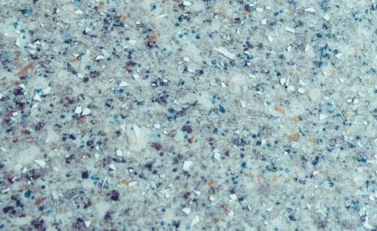 Właściwości antypoślizgowe posadzek epoksydowych dekoracyjnych w łazienkach