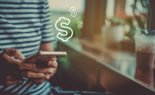 Jakie są koszty związane z przelewami z UK do Polski i jak można je minimalizować?