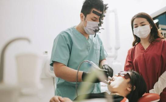 Jakie są zalety holistycznego podejścia w periodontologii?