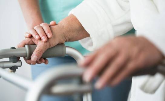 Profesjonalna opieka nad seniorem: kluczowe aspekty bezpieczeństwa