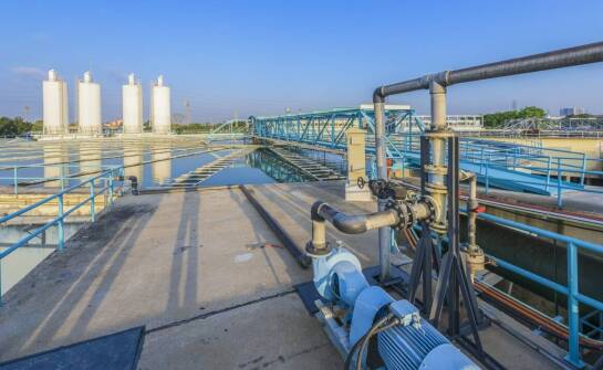 Jakie są główne zalety wdrożenia oczyszczalni przemysłowej w przemyśle farmaceutycznym?