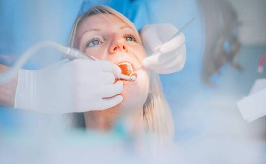 Higienizacja zębów a redukcja nieprzyjemnego zapachu z ust